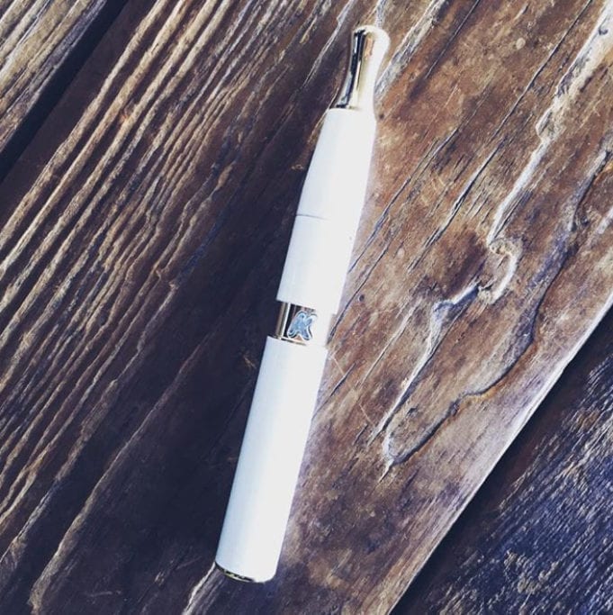 Kandypens Elite Review: Glue Is Being Removed KandyPens Elite